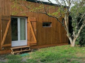 CABANE EN BOIS AU COEUR DU VILLAGE